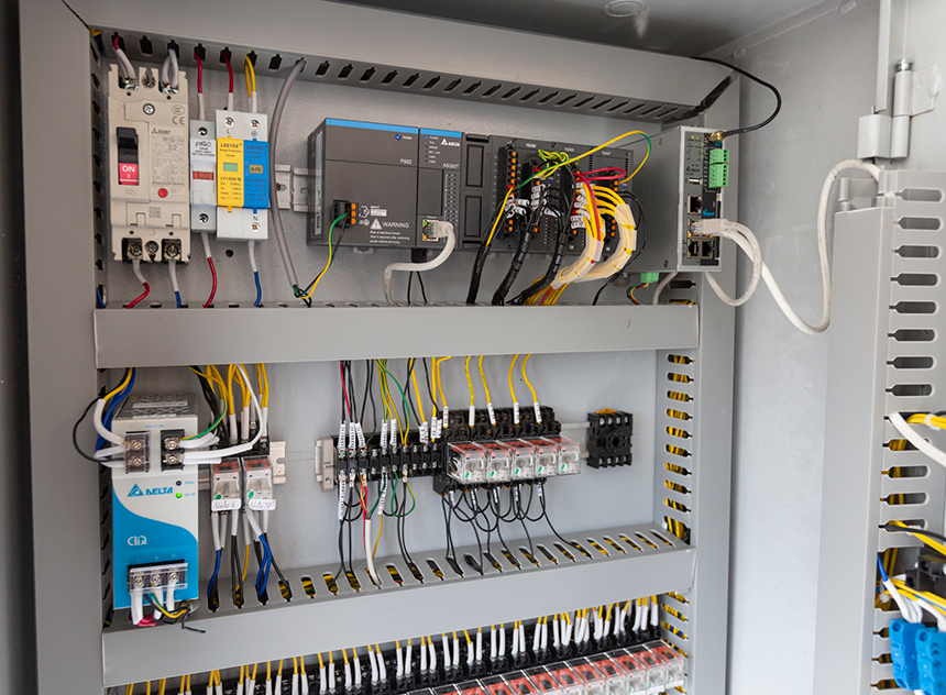 تابلو کنترل واقعی دلتا با PLC، منبع تغذیه، رلهها و سیمبندی صنعتی