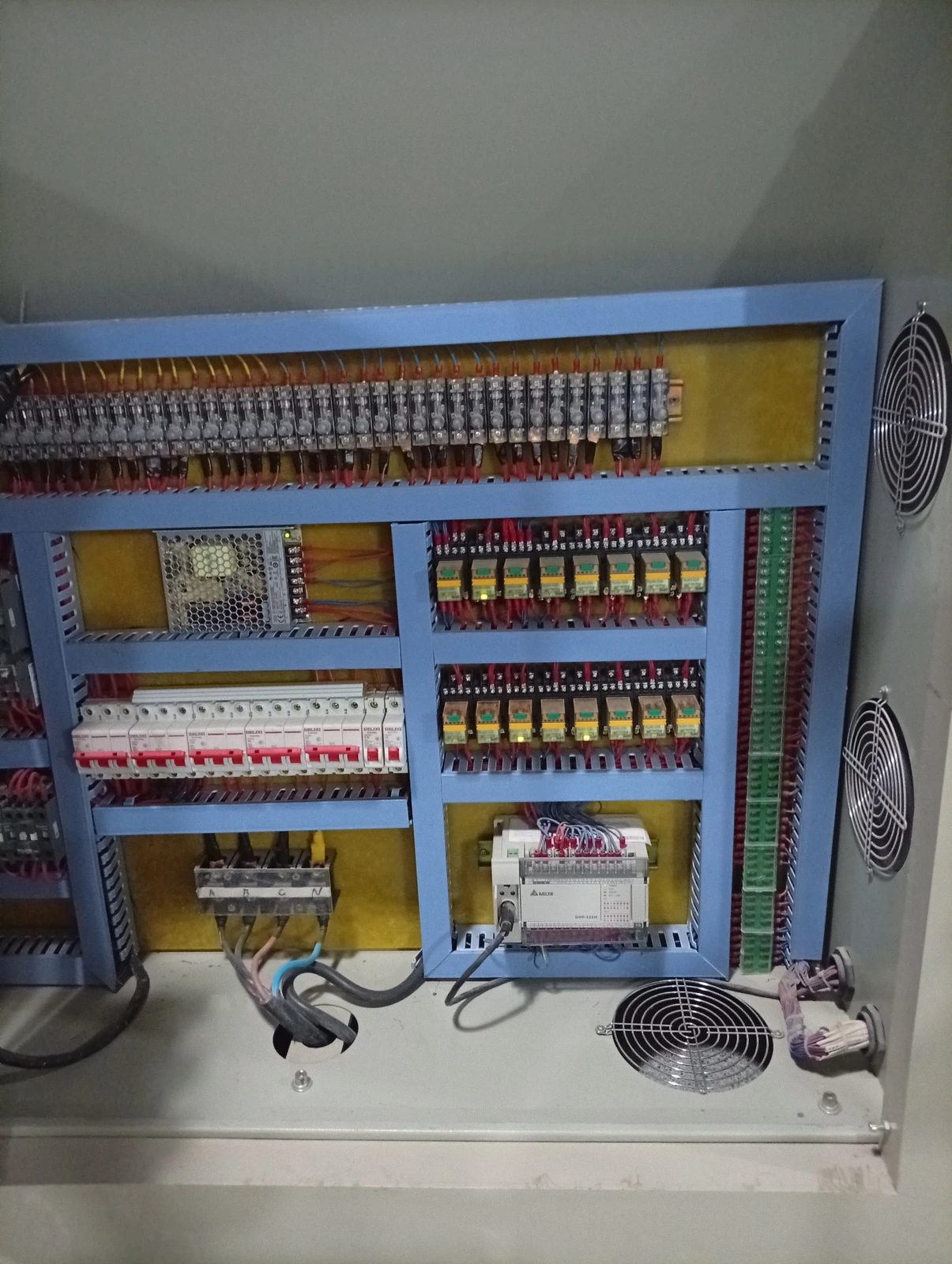 داخل تابلو فرمان دستگاه و PLC دلتا